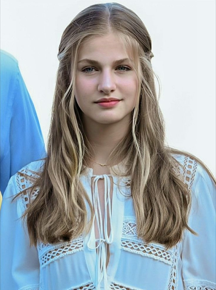 Công chúa Leonor có bài phát biểu trước công chúng đầu tiên vào năm 2018 khi mới 13 tuổi, nhân kỷ niệm 40 năm Hiến pháp Tây Ban Nha. Ngoài được rèn giũa kỹ năng để trở thành nữ hoàng từ khi còn trẻ, thiếu nữ 18 tuổi còn thông thạo 4 thứ tiếng – tiếng Tây Ban Nha, tiếng Catalan, tiếng Anh và tiếng Ả Rập. Ảnh: Pinterest.