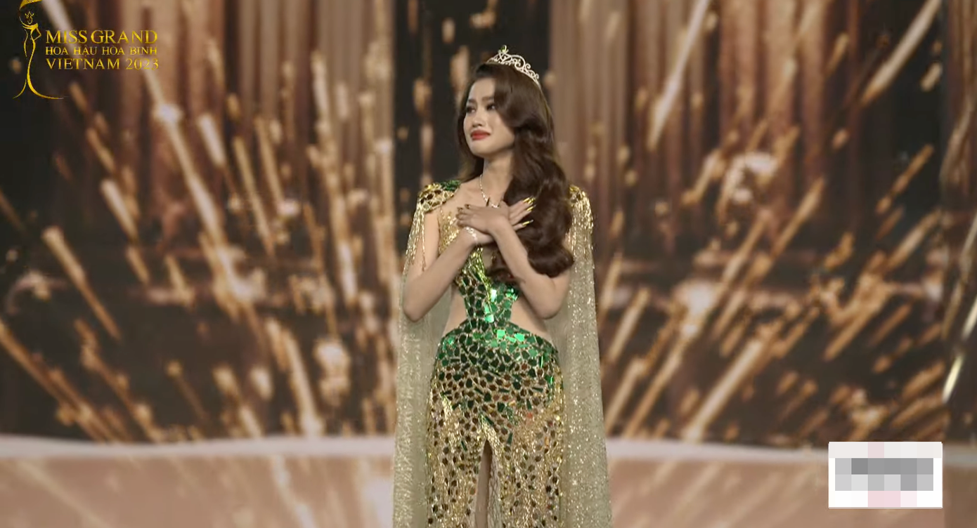 Á hậu 3 Trần Nguyên Minh Thư không kìm nén được nước mắt xúc động.