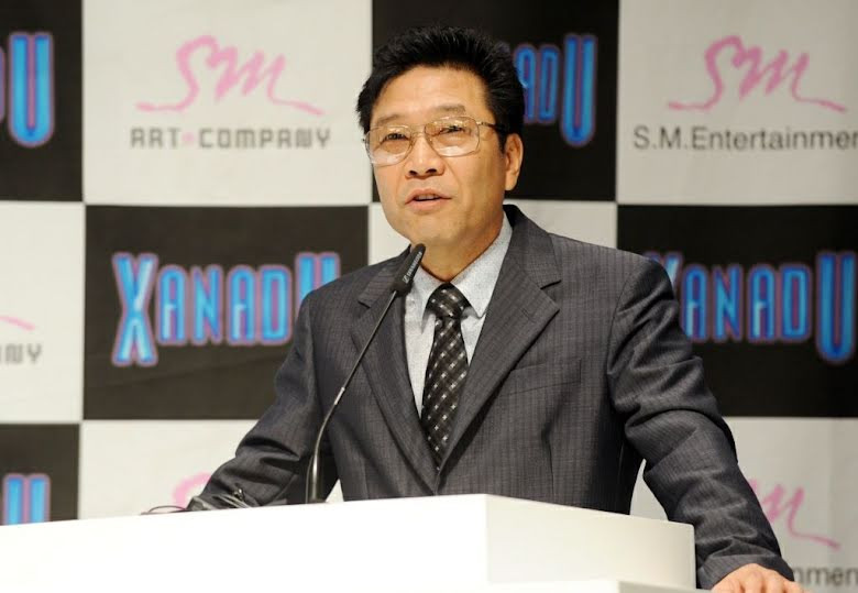Lee Soo Man bán cổ phiếu cho HYBE sau tranh chấp nội bộ SM Entertainment.