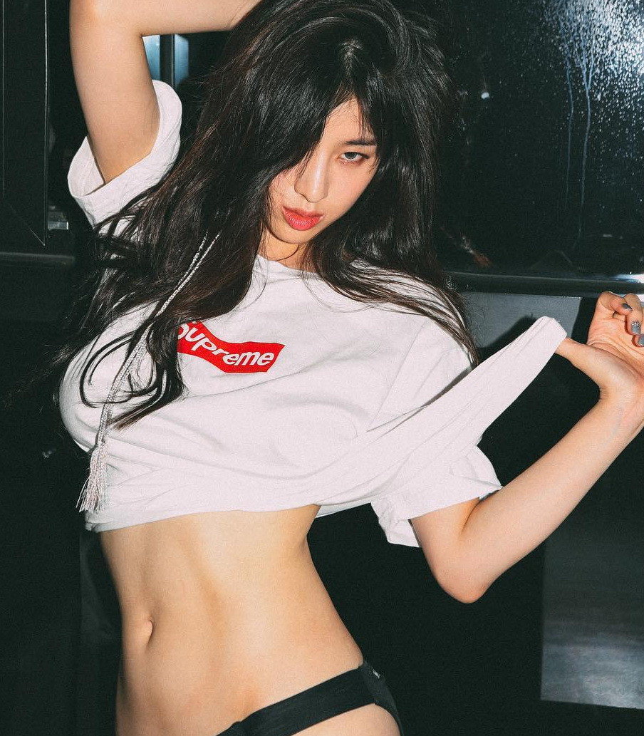 Bất chấp vẻ ngoài nổi bật, Kim Woo Hyun không tránh khỏi bị ghét bỏ trên mạng xã hội. Một bộ phận cư dân mạng Hàn Quốc chê bai cô béo và xấu. Những bình luận ác ý nhiều đến mức Kim phải bức xúc lên tiếng trong buổi livestream trên Instagram: “Mọi người nói tôi béo nếu tôi không giảm cân, không hấp dẫn nếu tôi giảm cân và sẽ chẳng có gì đáng chú ý nếu tôi nỗ lực tập thể dục. Nếu các bạn có tiêu chuẩn cao như vậy, tại sao các bạn không làm gì để quản lý vẻ bề ngoài của mình?”.