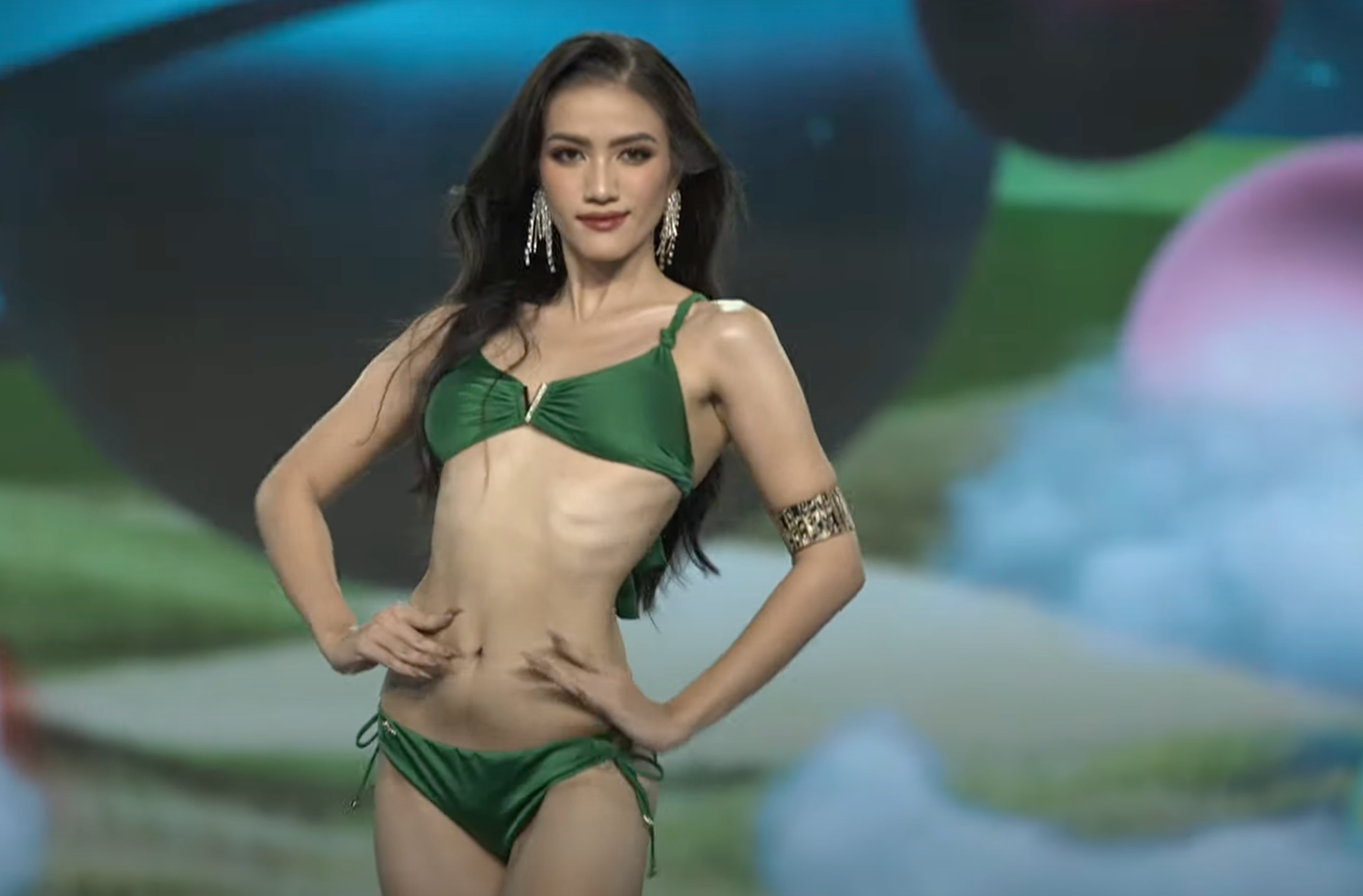 Qua phần thi Áo tắm có thể thấy hầu hết thí sinh quản lý hình thể tốt.