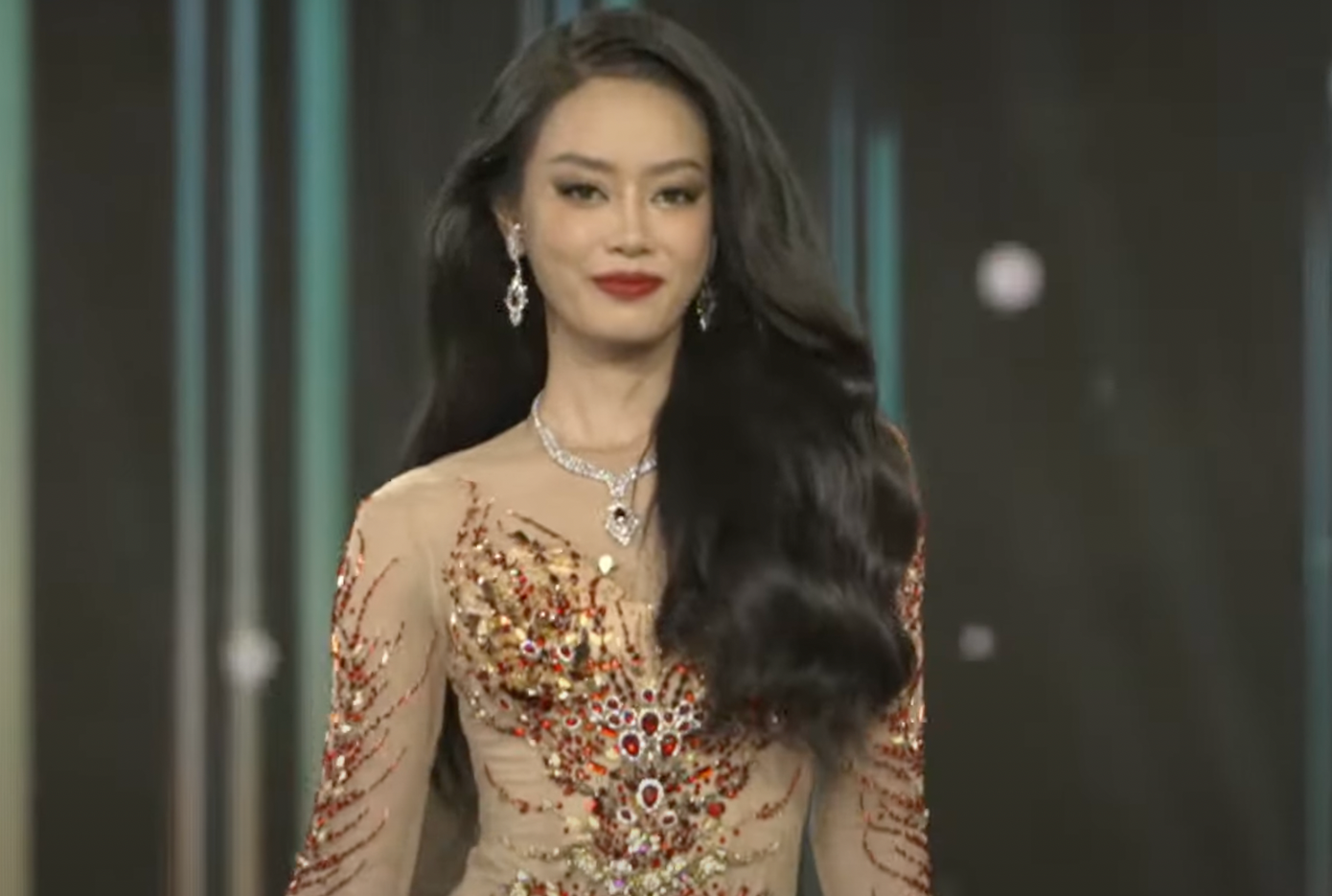 Thể hiện tốt trong phần thi Trang phục dạ hội là một trong những điểm cộng cho các cô gái được đi tiếp vào Top 10.