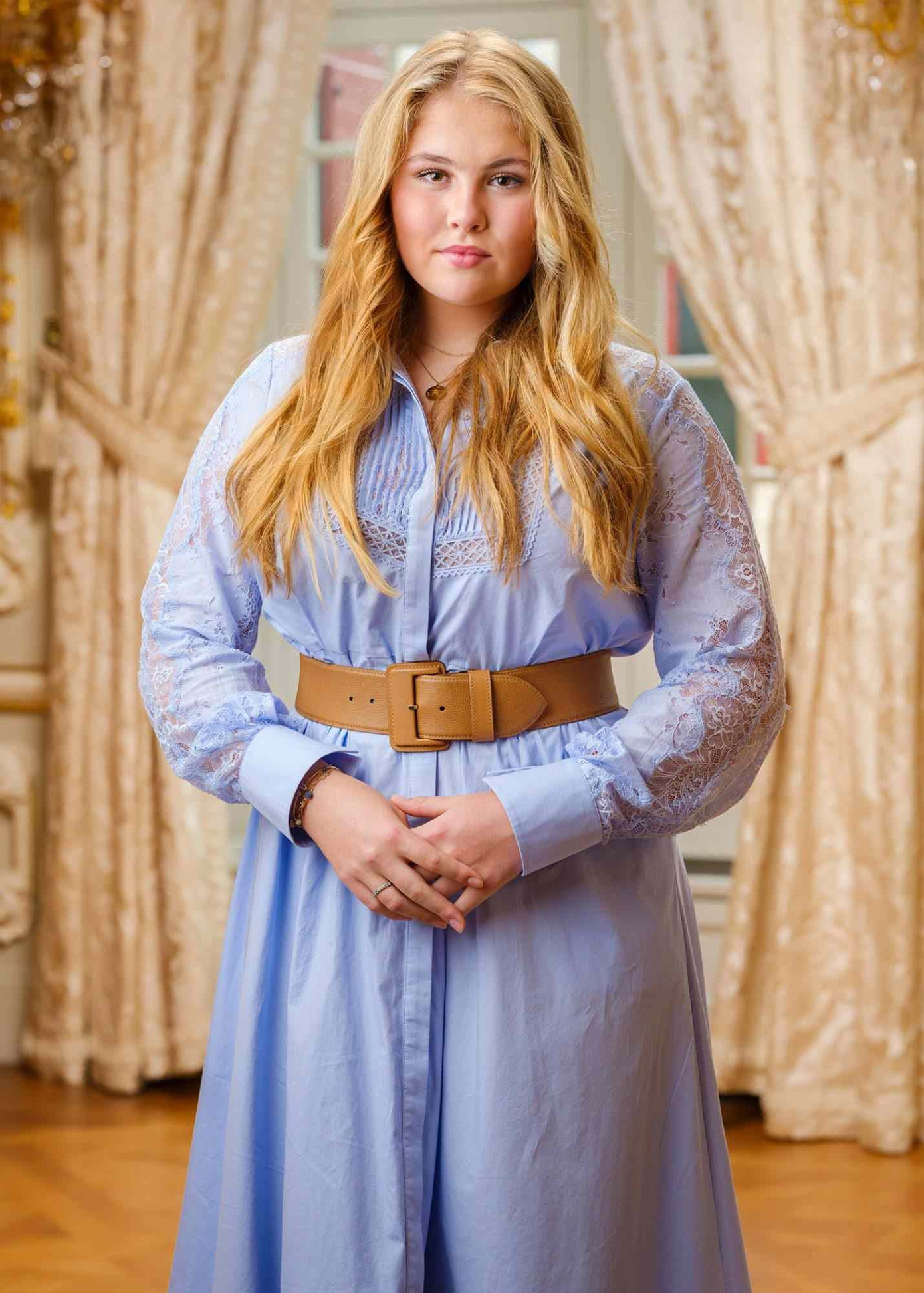 Công chúa Catharina-Amalia (SN 2003) là con gái đầu lòng của vua Willem-Alexander và Vương hậu Maxima, giữ tước vị Công chúa xứ Orange. Cô có hai em gái là Công chúa Alexia và Công chúa Ariane. Cô trở thành người thừa kế thứ nhất ngai vàng Hoàng gia Hà Lan khi bà nội, Nữ hoàng Beatrix, thoái vị vào năm 2013 và Vua Willem-Alexander lên ngôi. Ảnh: RVD – Martinjin Beekman.