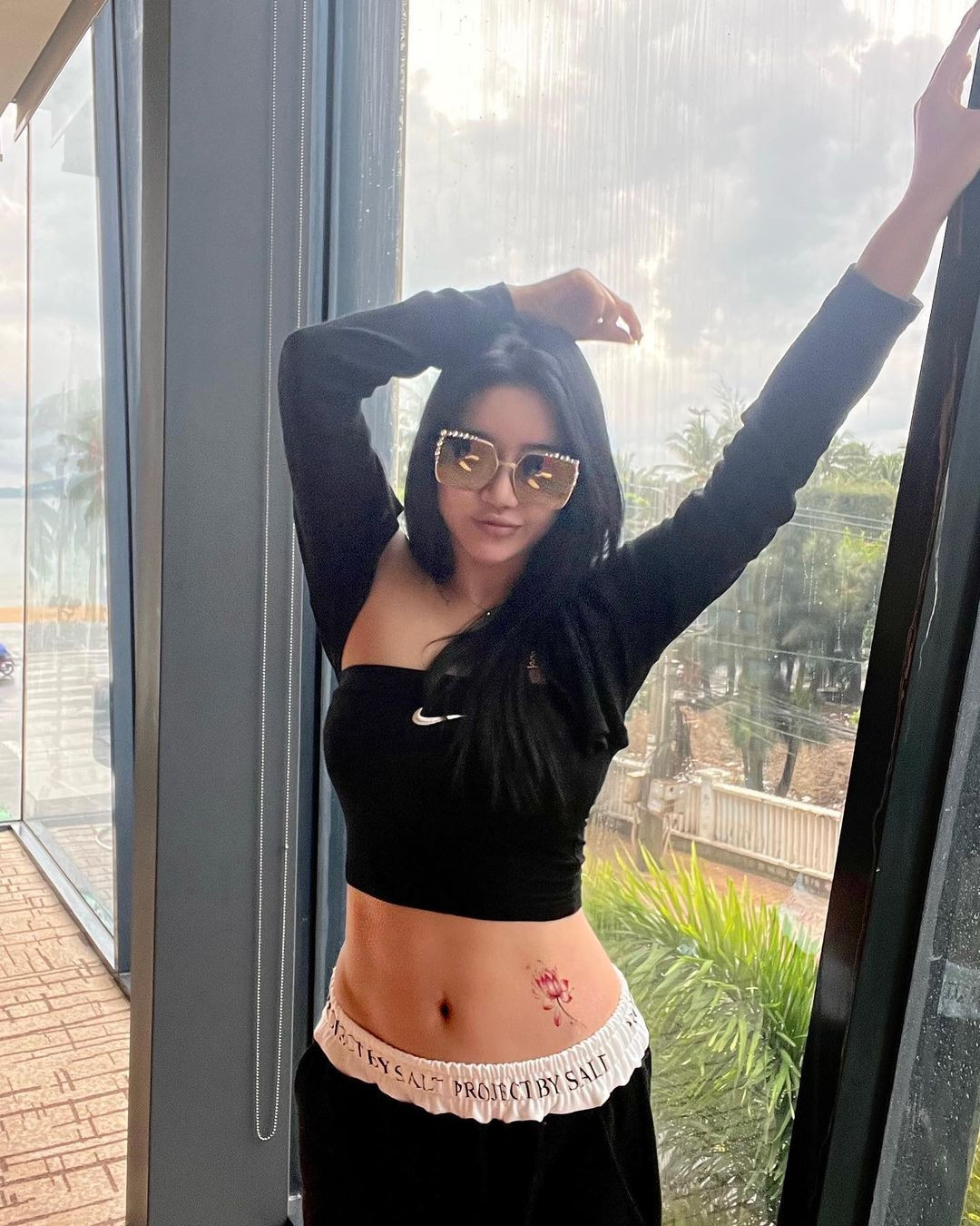 Ngoài ra, Sarah quản lý cơ thể nghiêm ngặt. Cô thường xuyên tập luyện thể dục. Các bộ môn yêu thích là nhảy, pilates và gym.