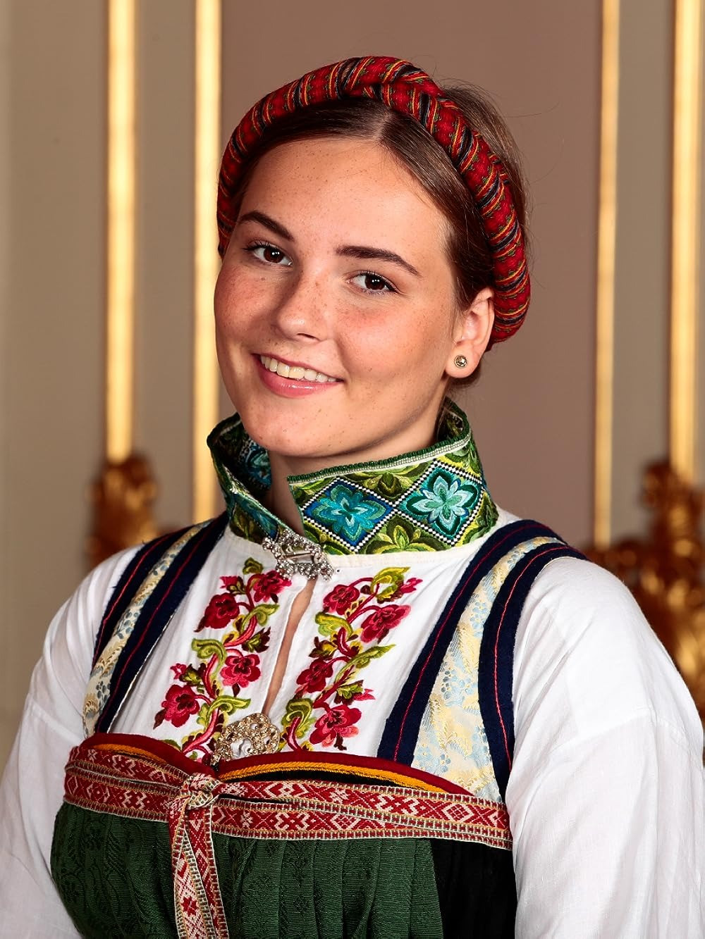 Để con gái có tuổi thơ bình thường nhất có thể, cha mẹ đưa Ingrid đến học cùng trường tiểu học ở địa phương với anh trai cùng cha khác mẹ. Sau đó, cô được chuyển đến một trường quốc tế tư thục ở Oslo để học sử dụng thông thạo tiếng Anh. Ingrid sau đó đổi thêm hai ngôi trường nữa cho đến nay. Ngoài nhiệm vụ hoàng gia, Ingrid Alexandra thích trượt tuyết, quyền Anh và lướt sóng. Cô từng giành huy chương vàng trong giải vô địch lướt sóng trẻ em Na Uy vào tháng 10/2020. Ảnh: Dana Press.