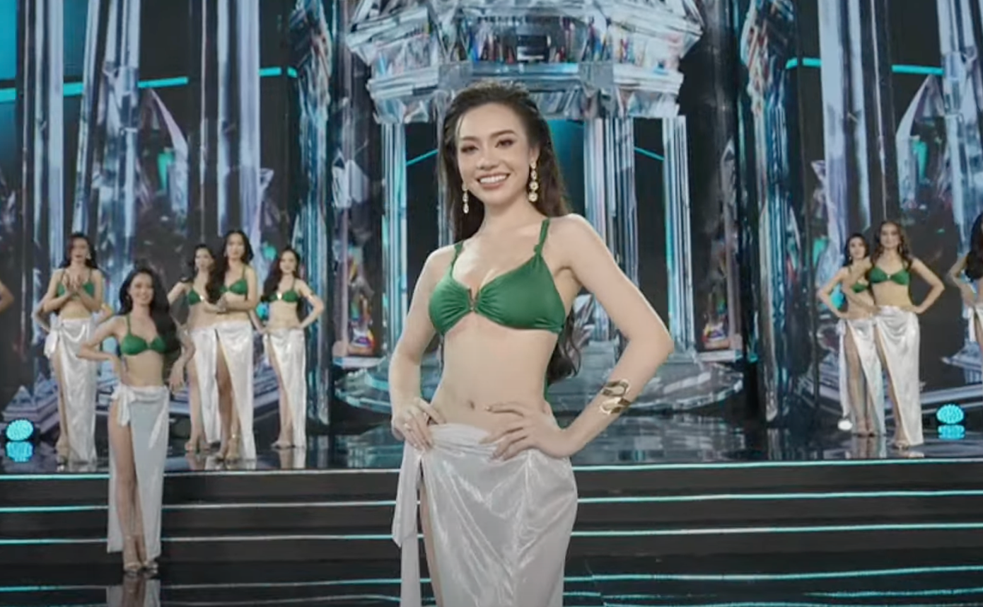 Chỉ 20 cô gái được bước vào phần thi Áo tắm.