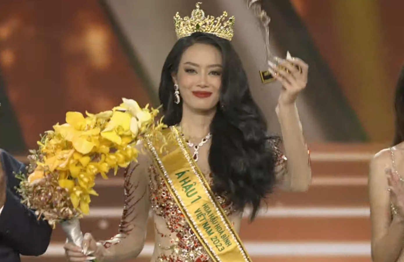 Á hậu 1 Bùi Khánh Linh.