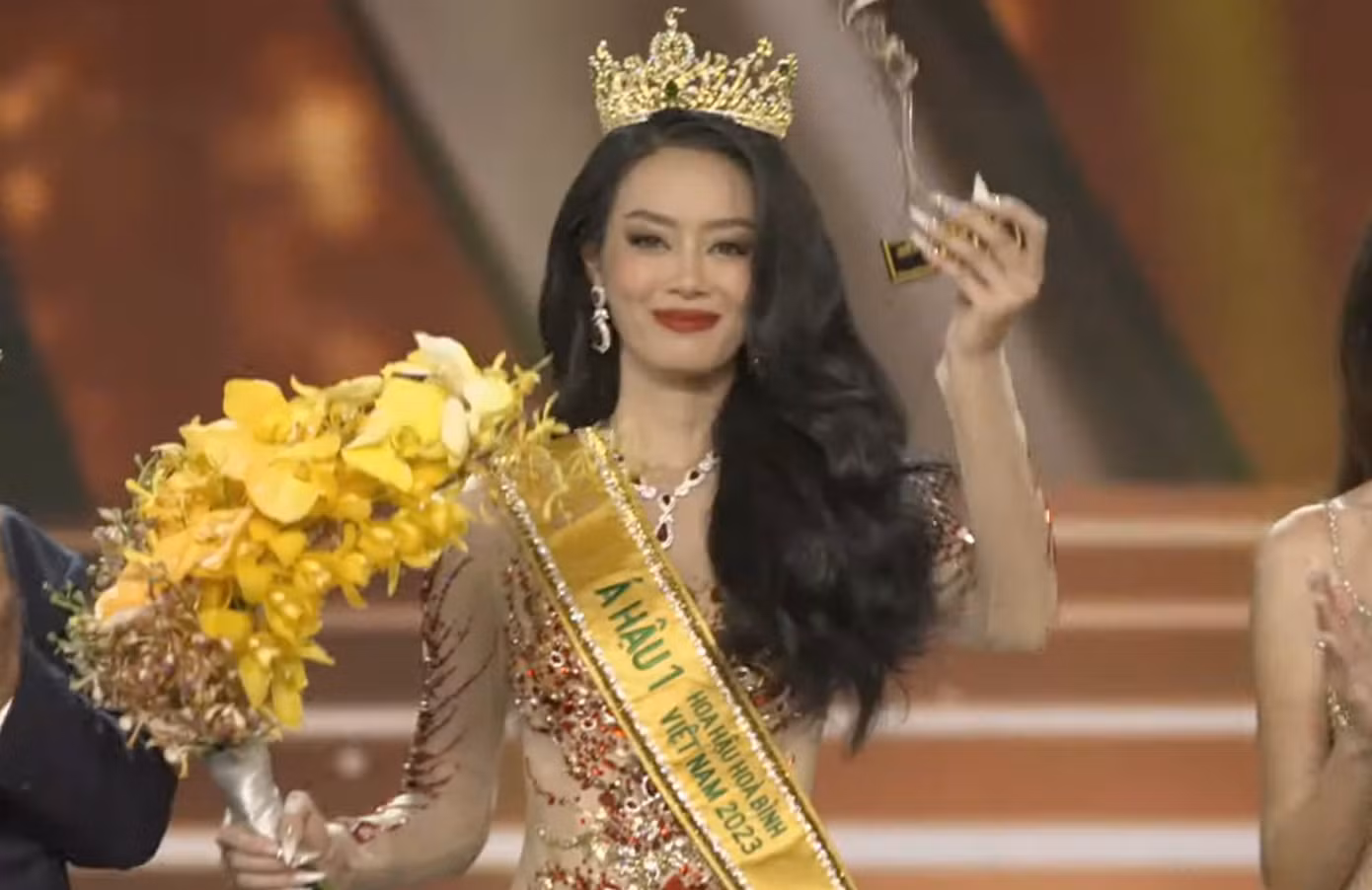 Á hậu 1 Bùi Khánh Linh. Á hậu 1 Bùi Khánh Linh.