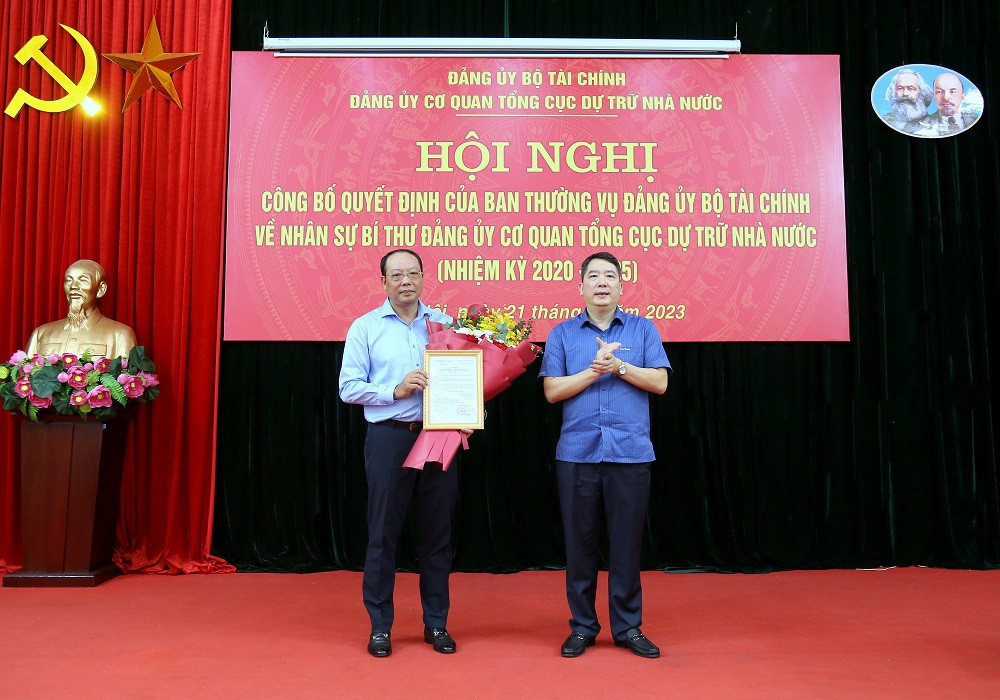 Bí thư Đảng ủy, Thứ trưởng Bộ Tài chính Cao Anh Tuấn trao Quyết định chỉ định đồng chí Vũ Xuân Bách - Quyền Tổng cục trưởng giữ chức Bí thư Đảng ủy cơ quan Tổng cục DTNN. Ảnh: TCTC. Bí thư Đảng ủy, Thứ trưởng Bộ Tài chính Cao Anh Tuấn trao Quyết định chỉ định đồng chí Vũ Xuân Bách - Quyền Tổng cục trưởng giữ chức Bí thư Đảng ủy cơ quan Tổng cục DTNN. Ảnh: TCTC.