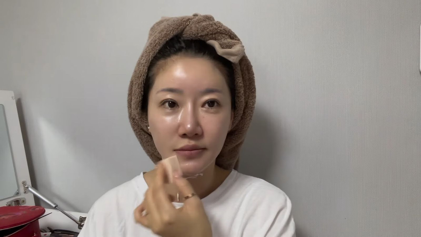 Khi không trang điểm, làn da cô vẫn mịn màng, căng bóng.