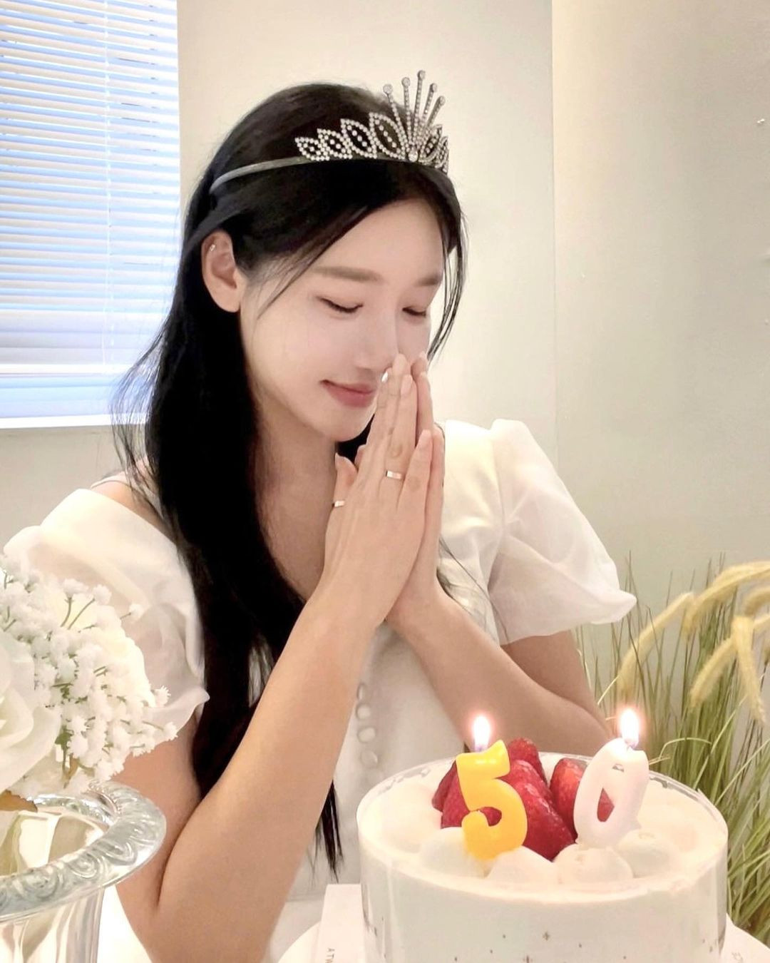 Tuy nhiên, điều thực sự khiến Sarah gây sốt cộng đồng mạng là ngoại hình trẻ trung thách thức tuổi tác. Nếu chỉ nhìn ảnh, không ai nghĩ người phụ nữ trong ảnh vừa đón sinh nhật lần thứ 50 vào tháng 5. Ngược lại, cô chỉ như mới ngoài 20 tuổi.