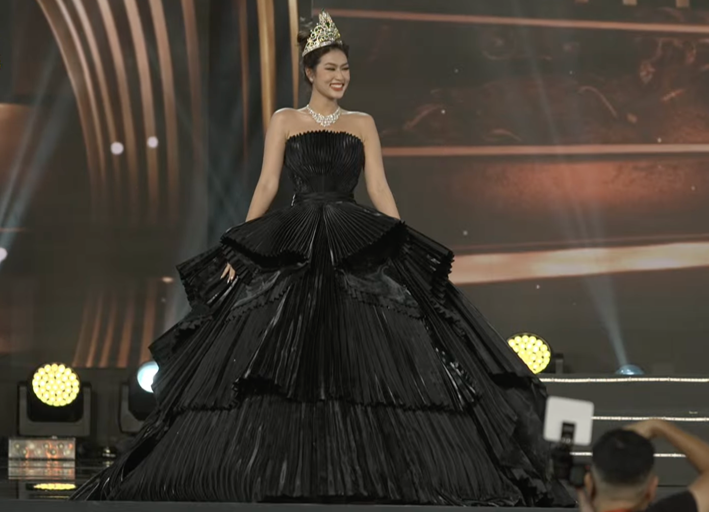 Hoa hậu Hòa Bình Việt Nam 2022 Đoàn Thiên Ân kiêu sa trong sắc đen.