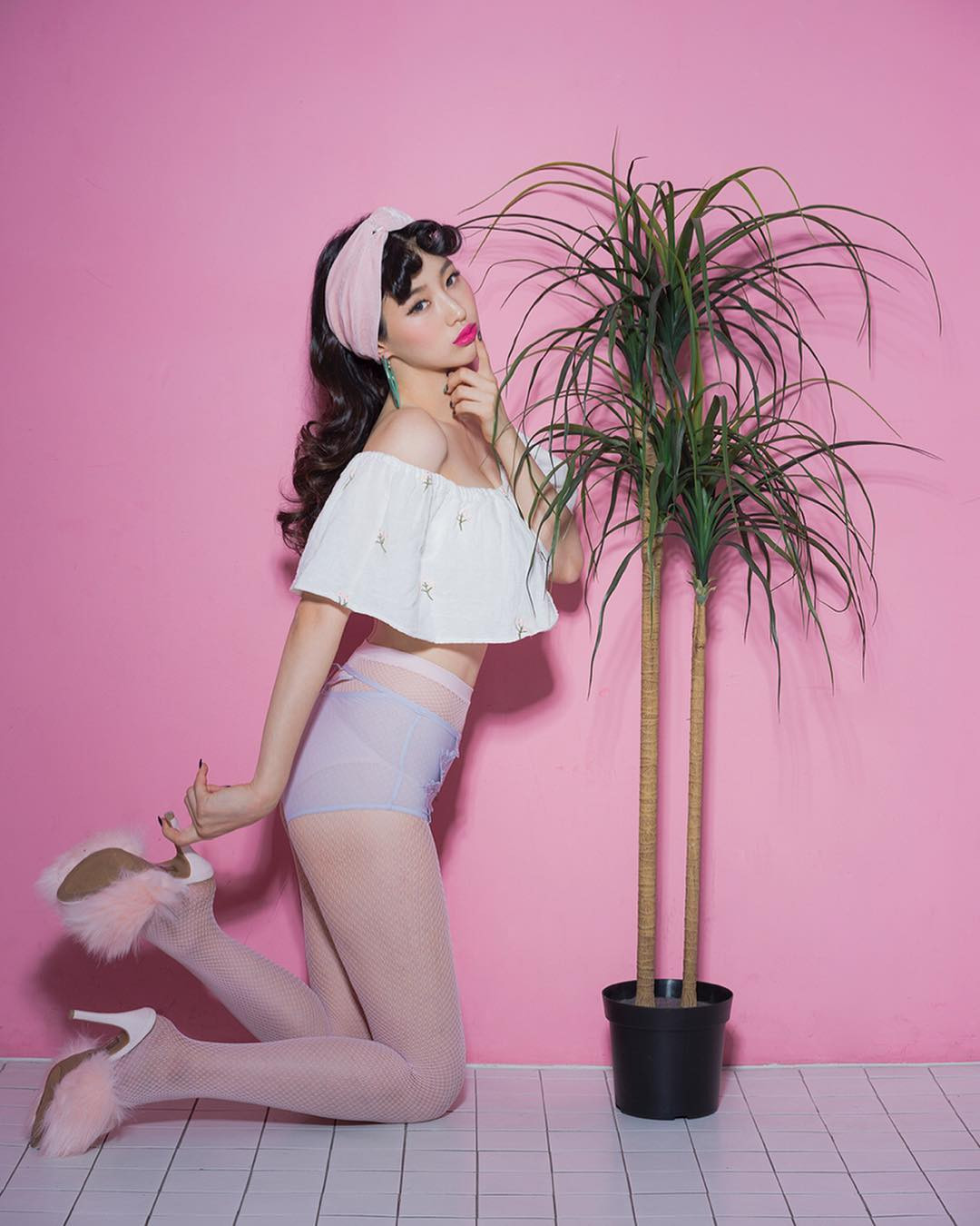 Bất chấp vẻ ngoài nổi bật, Kim Woo Hyun không tránh khỏi bị ghét bỏ trên mạng xã hội. Một bộ phận cư dân mạng Hàn Quốc chê bai cô béo và xấu. Những bình luận ác ý nhiều đến mức Kim phải bức xúc lên tiếng trong buổi livestream trên Instagram: “Mọi người nói tôi béo nếu tôi không giảm cân, không hấp dẫn nếu tôi giảm cân và sẽ chẳng có gì đáng chú ý nếu tôi nỗ lực tập thể dục. Nếu các bạn có tiêu chuẩn cao như vậy, tại sao các bạn không làm gì để quản lý vẻ bề ngoài của mình?”.