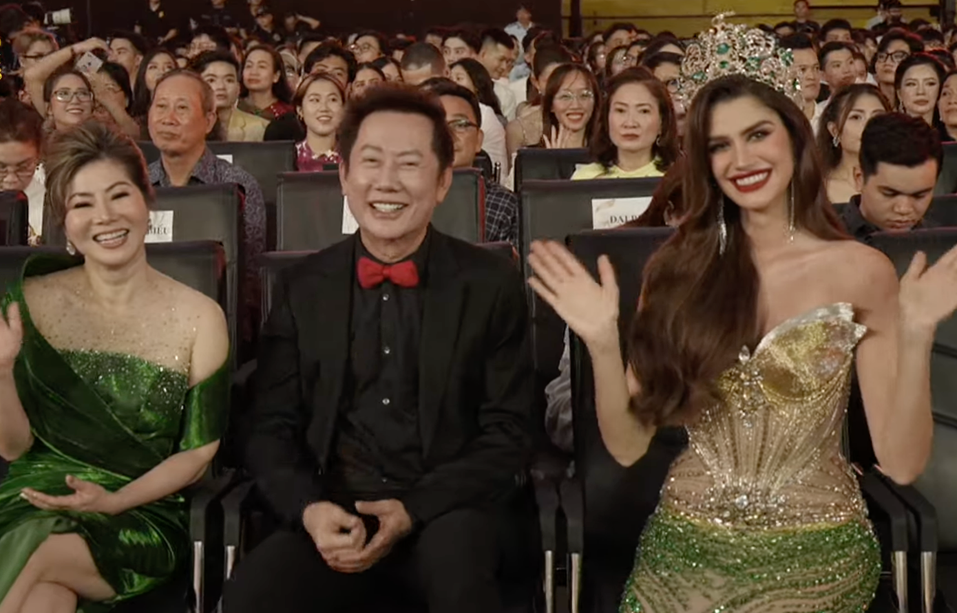 Chủ tịch tổ chức Miss Grand International Nawat Itsaragrisil rạng rỡ bên đương kim Hoa hậu Hòa bình Quốc tế, Hoa hậu đẹp nhất thế giới 2022 Isabella Menin.