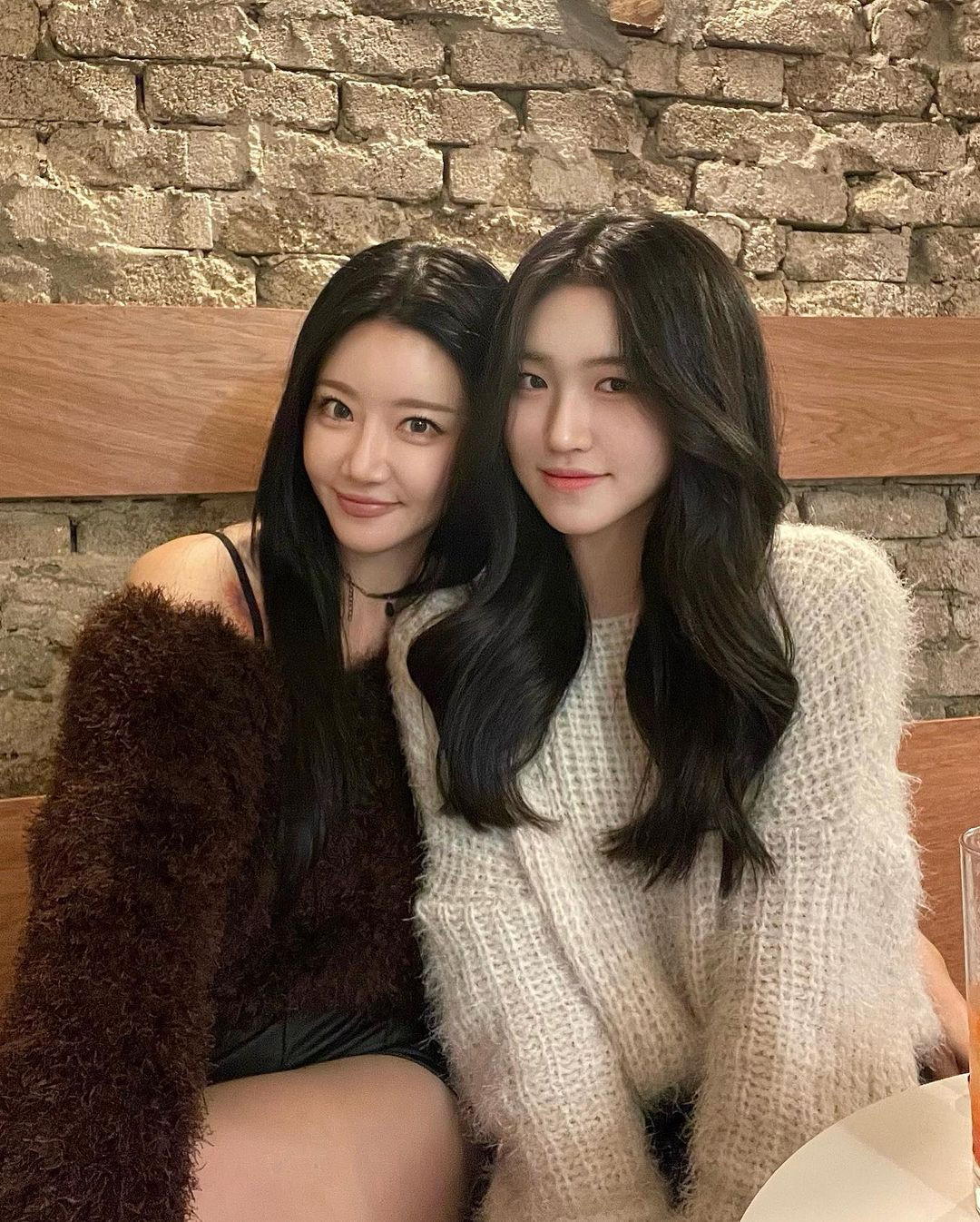 Không chỉ sắc vóc "hack tuổi", Sarah còn có phong cách thời trang hiện đại, sành điệu và trẻ trung không kém con gái.