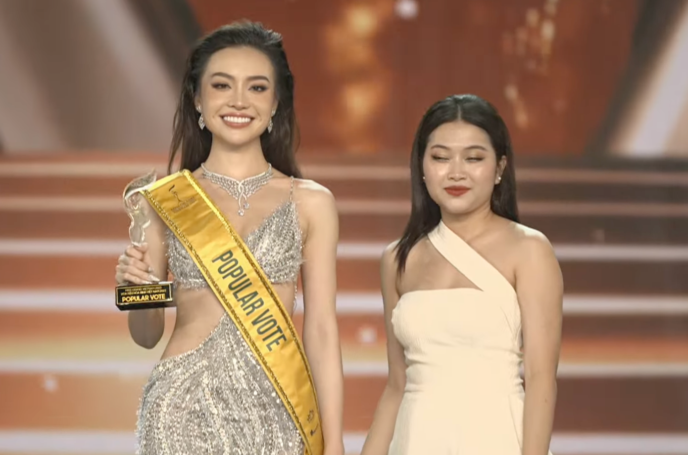 Nguyễn Thị Thùy Vi là thí sinh được yêu thích nhất, thắng giải phụ Miss Popular Vote.