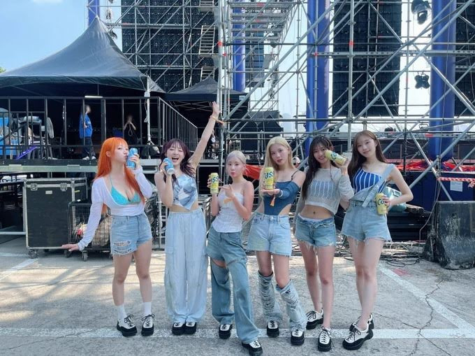 Trang phục của Jeewon tại Waterbomb khác biệt hẳn với các thành viên khác trong nhóm. Ảnh: Twitter.