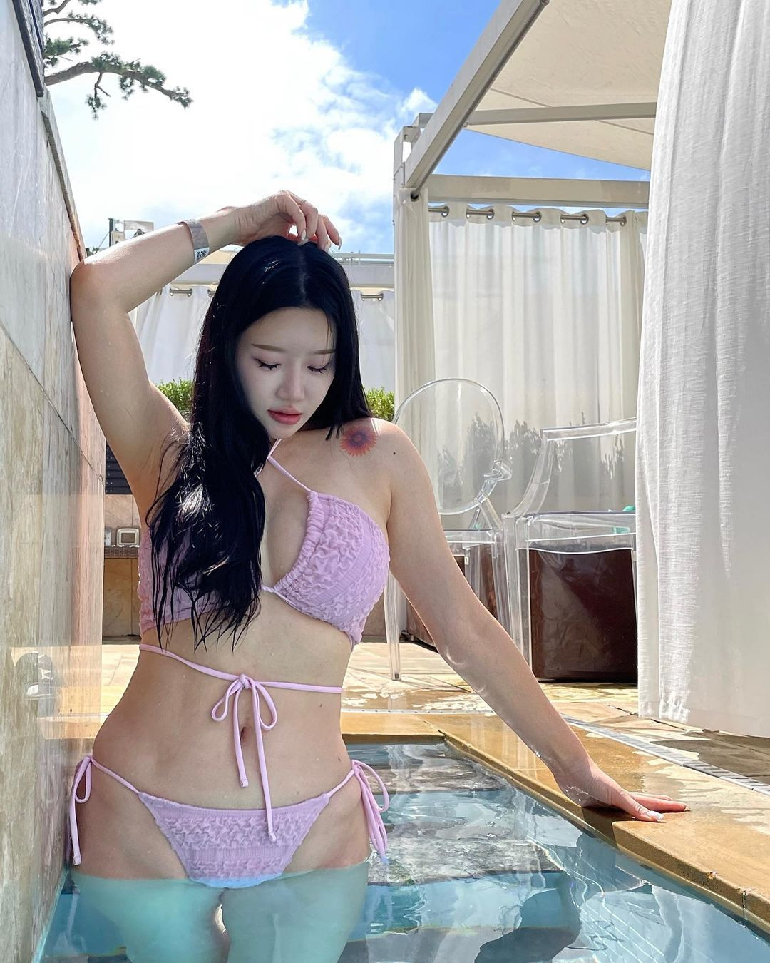 Bên cạnh khuôn mặt không nhìn ra tuổi, Sarah còn khiến nhiều phụ nữ trẻ phải ghen tỵ bởi vóc dáng nóng bỏng, săn chắc.