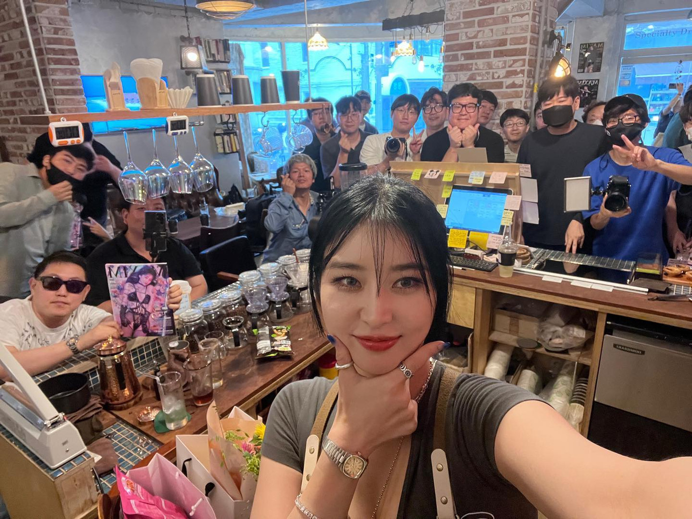 Vào tháng 8, Kim Woo Hyun gặp gỡ người hâm mộ trong sự kiện do Maxim tổ chức. Có thể thấy đa phần fan của Kim là đàn ông.