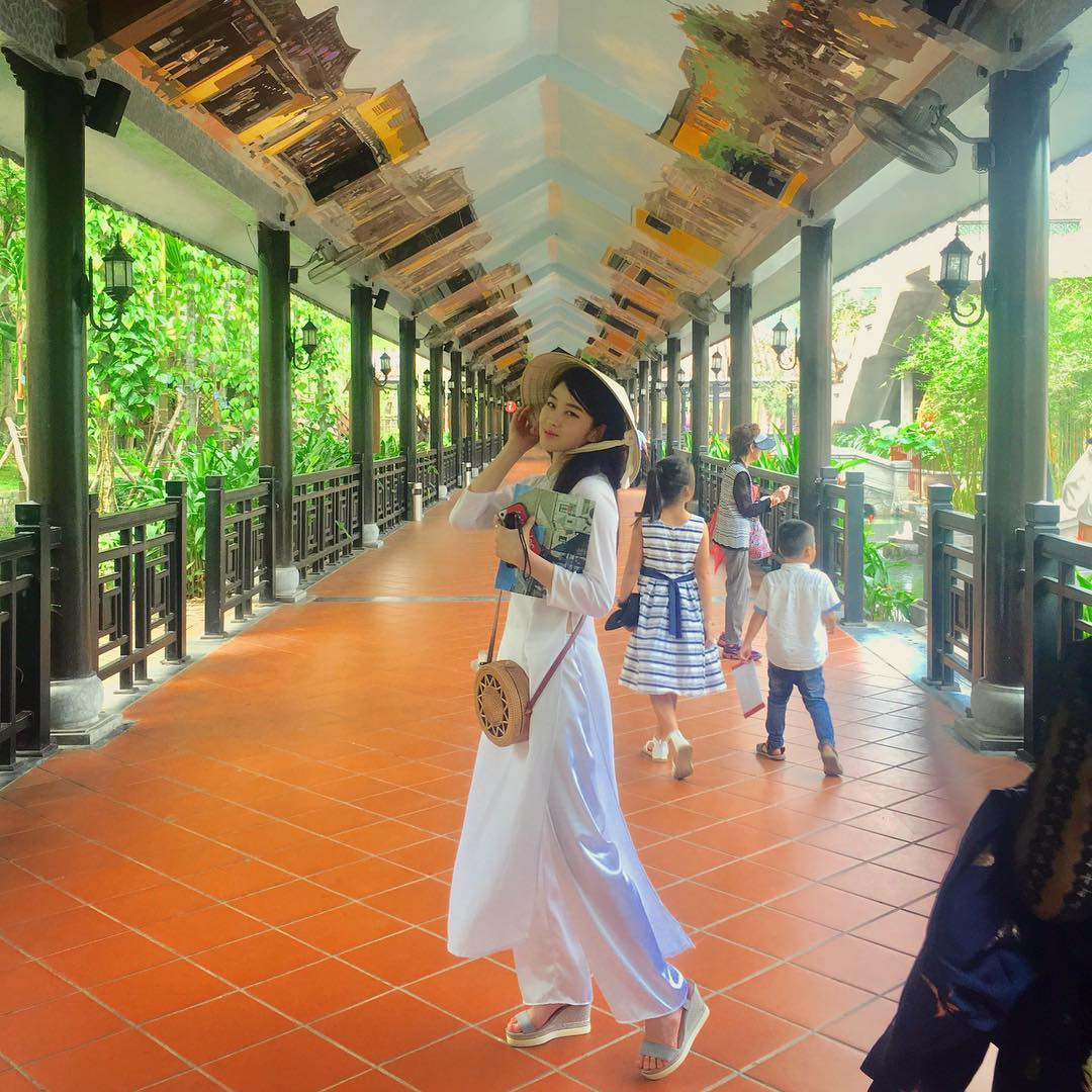 Tháng 3/2019, người đẹp đến Việt Nam du lịch. Cô đăng lên Instagram những bức ảnh mặc áo dài trắng và đội nón lá.