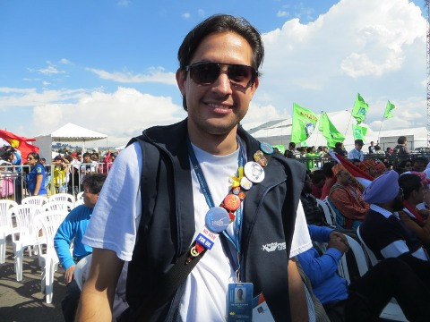 Dây đeo túi của đại biểu này cài đầy huy hiệu của các đoàn