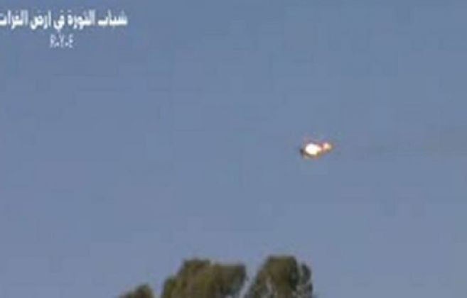 Hình ảnh máy bay của quân chính phủ bị cháy do phe nổi dậy bắn hạ. Ảnh chụp qua video clip