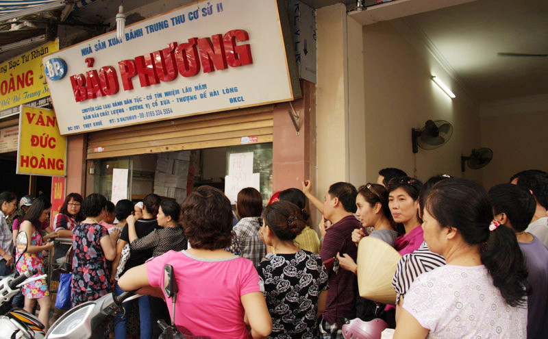 Đây là dịp thử thách tính kiên nhẫn, vì phải mất cả vài tiếng đồng hồ mới tới lượt mua. Ảnh: Trường Phong