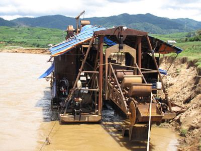 Sà lan đang chờ khai thác vàng trên sông Pô Cô. Ảnh: H.K. Sà lan đang chờ khai thác vàng trên sông Pô Cô Ảnh: H.K