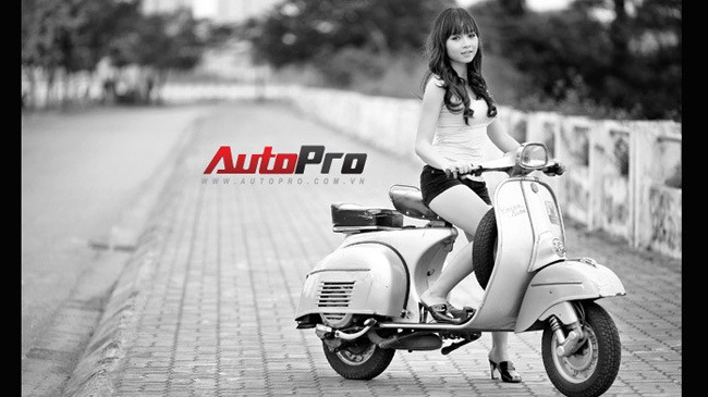 Không chỉ những chàng trai mới đắm say Vespa, những cô gái cũng dễ dàng bị mê hoặc bởi những chiếc Vespa cổ đầy quyến rũ . Không chỉ những chàng trai mới đắm say Vespa, những cô gái cũng dễ dàng bị mê hoặc bởi những chiếc Vespa cổ đầy quyến rũ