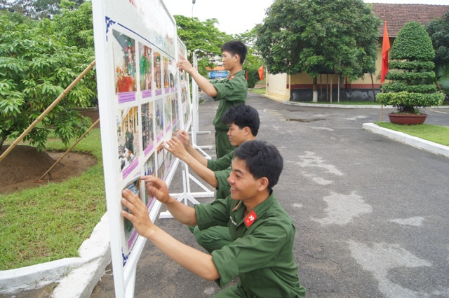 Chiến sĩ Trung đoàn 50 (Bộ CHQS thành phố Hải Phòng – Quân khu 3) trang trí bảng ảnh chào mừng Đại hội Đoàn các cấp
