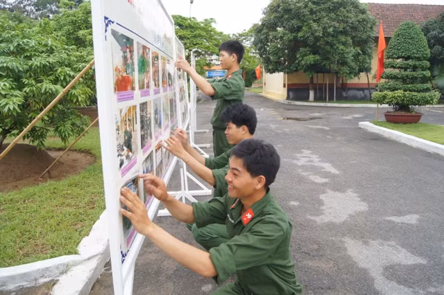 Chiến sĩ Trung đoàn 50 (Bộ CHQS thành phố Hải Phòng – Quân khu 3) trang trí bảng ảnh chào mừng Đại hội Đoàn các cấp. Chiến sĩ Trung đoàn 50 (Bộ CHQS thành phố Hải Phòng – Quân khu 3) trang trí bảng ảnh chào mừng Đại hội Đoàn các cấp