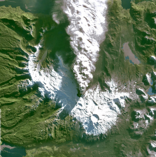 Sự hình thành miệng núi lửa Cordon-Caulle, cách Santiago 800 km về phía nam, Chile