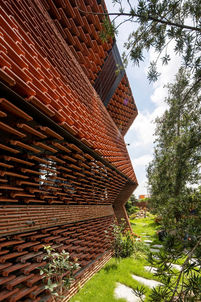 Sự hoà trộn giữa ngói và các không gian sống giúp xóa mờ các ranh giới trong – ngoài, giữa con người với thiên nhiên…