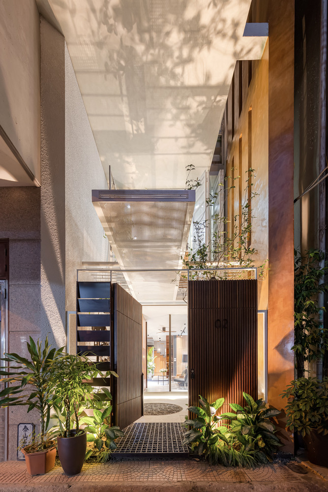 Ngôi nhà này được xây dựng trên khu đất có diện tích 3,6mx16m trong con ngõ nhỏ giữa lòng Hà Nội. Ngôi nhà này được xây dựng trên khu đất có diện tích 3,6mx16m trong con ngõ nhỏ giữa lòng Hà Nội.