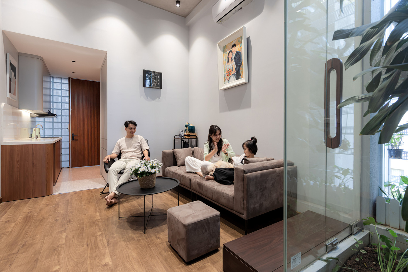 Việc cây xanh kết hợp với mặt kiến trúc dựa trên quy luật toán học về sự chuyển tiếp đặc và rỗng qua mặt tiền ngôi nhà, tạo cảm giác thẩm mỹ và mang lại sự riêng tư. Việc cây xanh kết hợp với mặt kiến trúc dựa trên quy luật toán học về sự chuyển tiếp đặc và rỗng qua mặt tiền ngôi nhà, tạo cảm giác thẩm mỹ và mang lại sự riêng tư.