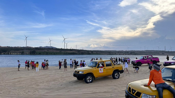 Điểm du lịch Bàu Trắng được rất đông du khách tham quan. Ảnh: DT