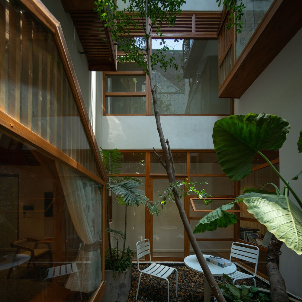 Vào ban ngày, các hành lang được rút ngắn về mặt thị giác so với chiều dài thực nhờ nguồn sáng chung. Vào ban ngày, các hành lang được rút ngắn về mặt thị giác so với chiều dài thực nhờ nguồn sáng chung.