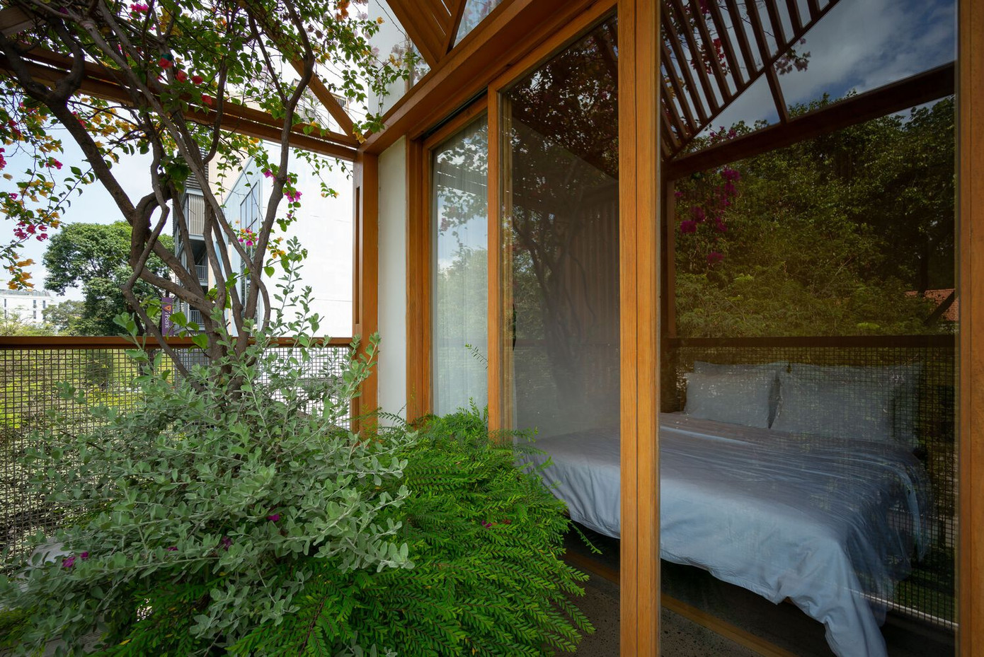 KTS muốn nhấn mạnh tính tương tác, bền vững và gần gũi với thiên nhiên của ngôi nhà. Do đó, thay vì phụ thuộc quá nhiều vào đồ trang trí, nội thất được thiết kế linh hoạt, tinh giản và tối giản. KTS muốn nhấn mạnh tính tương tác, bền vững và gần gũi với thiên nhiên của ngôi nhà. Do đó, thay vì phụ thuộc quá nhiều vào đồ trang trí, nội thất được thiết kế linh hoạt, tinh giản và tối giản.