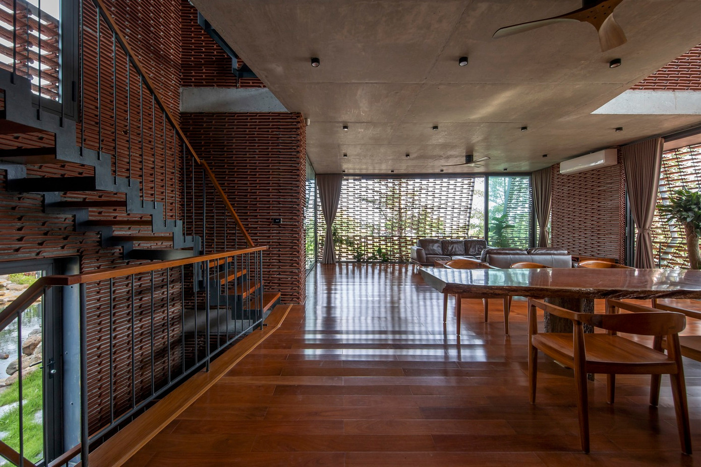 Các không gian sinh hoạt và nghỉ ngơi trong nhà luôn ngập ánh sáng và gió mát nhờ lớp vỏ bằng ngói đặc biệt.