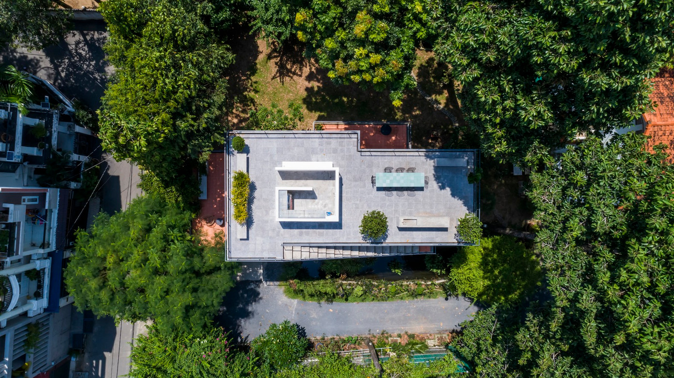 “Ở Việt Nam, nơi mà mọi thứ được đóng gói chặt chẽ với nhau, bao gồm cả con người và đồ vật, chúng tôi tin rằng việc thiết kế các không gian ngoài trời đóng vai trò làm "Không gian trống" là điều cần thiết. Ngôi nhà này tập trung vào cuộc sống ngoài trời năng động, với thiết kế khung và cấu trúc mới để hiện thực hóa điều đó”, nhóm thiết kế chia sẻ.