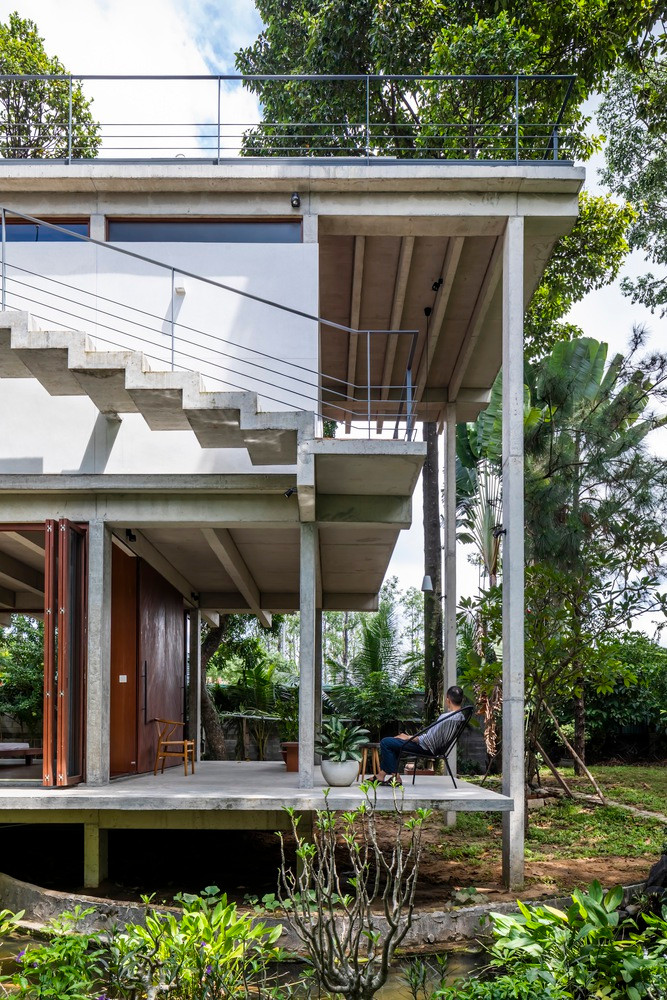 Khoảng cách giữa các tầng tạo nên sự đa dạng về không gian trong nhà và ngoài trời. Mỗi tấm được mở rộng về phía khu vườn, đúc hẫng theo nhiều hướng.