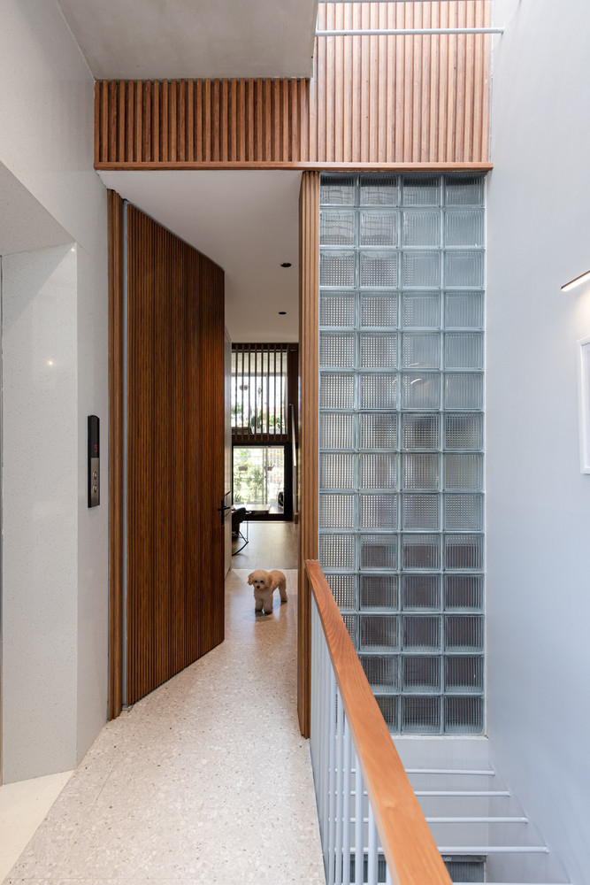 Với diện tích đất hẹp, chiều cao tầng hạn chế và nằm trong ngõ nhỏ, để có được không gian thoáng ưu tiên cho cây xanh, thay vì mở giếng trời lớn, nhóm thiết kế tạo một giếng trời nhỏ để lưu thông không khí ở cuối nhà và tạo hiệu ứng thị giác cho nút giao thông. Với diện tích đất hẹp, chiều cao tầng hạn chế và nằm trong ngõ nhỏ, để có được không gian thoáng ưu tiên cho cây xanh, thay vì mở giếng trời lớn, nhóm thiết kế tạo một giếng trời nhỏ để lưu thông không khí ở cuối nhà và tạo hiệu ứng thị giác cho nút giao thông.