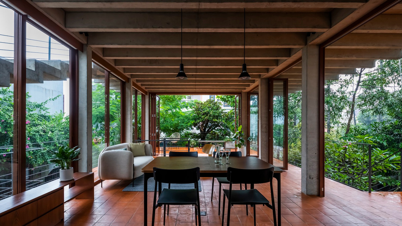 “Ở Việt Nam, nơi mà mọi thứ được đóng gói chặt chẽ với nhau, bao gồm cả con người và đồ vật, chúng tôi tin rằng việc thiết kế các không gian ngoài trời đóng vai trò làm "Không gian trống" là điều cần thiết. Ngôi nhà này tập trung vào cuộc sống ngoài trời năng động, với thiết kế khung và cấu trúc mới để hiện thực hóa điều đó”, nhóm thiết kế chia sẻ.