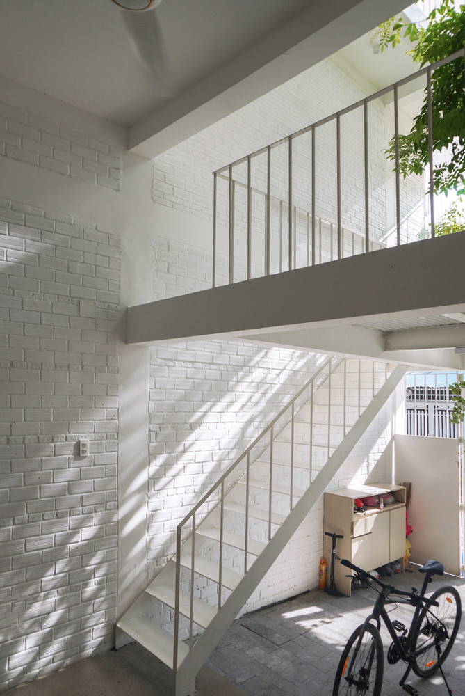 2/3 diện tích phía trước là phòng thờ, sân chơi đa năng, nơi học tập, có ánh sáng tự nhiên và cây xanh, khu liên thông.