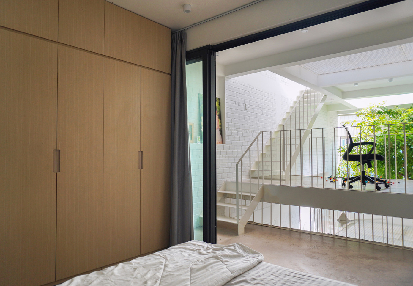 Nhờ kết hợp phương pháp xây dựng với vật liệu đơn giản, nhóm thiết kế đã giúp gia chủ tiết kiệm tối đa chi phí xây dựng ngôi nhà.