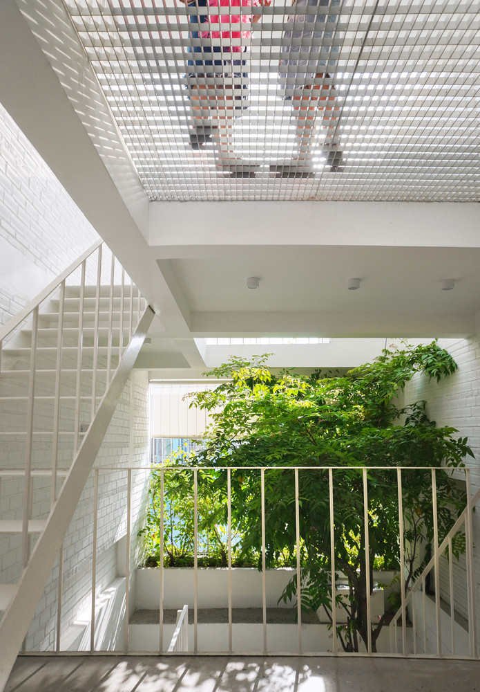 Sàn bằng vật liệu sắt rỗng giúp lấy sáng và dễ dàng thông gió từ mái nhà xuống tầng trệt.