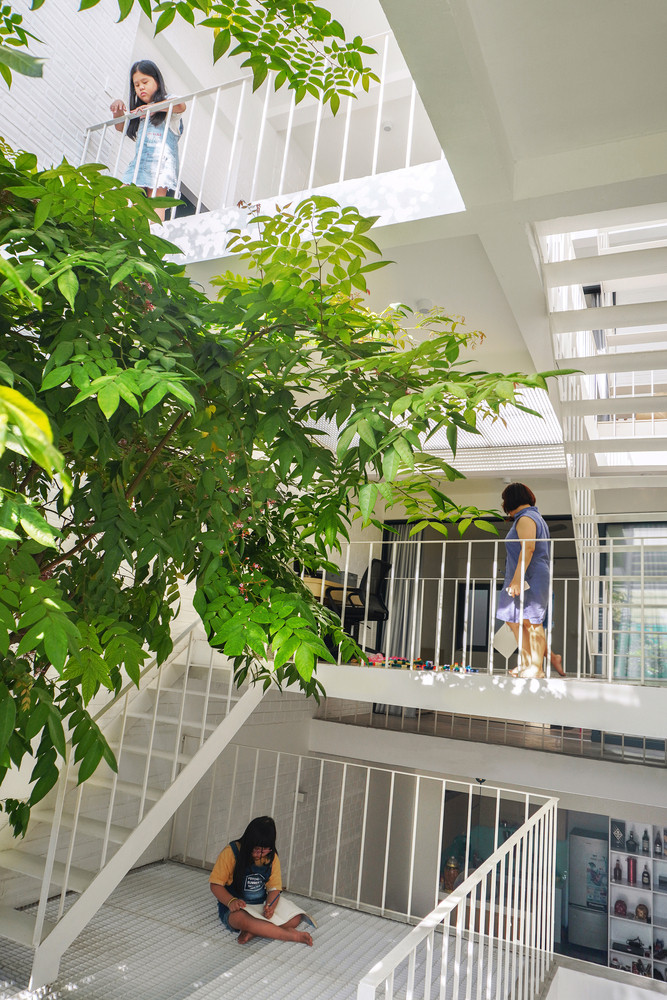 Khu vực sân chơi tràn ngập thiên nhiên như ánh sáng, cây cối và gió.