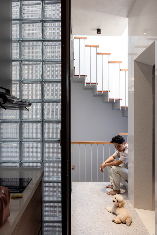 Do diện tích khá hạn chế và rất hẹp khiến người già đi lại khó khăn nên kiến trúc sư bố trí trục giao thông chính, thang máy, cầu thang giếng trời được đưa về cuối nhà, mỗi tầng được bổ sung thêm các chức năng riêng. Do diện tích khá hạn chế và rất hẹp khiến người già đi lại khó khăn nên kiến trúc sư bố trí trục giao thông chính, thang máy, cầu thang giếng trời được đưa về cuối nhà, mỗi tầng được bổ sung thêm các chức năng riêng.