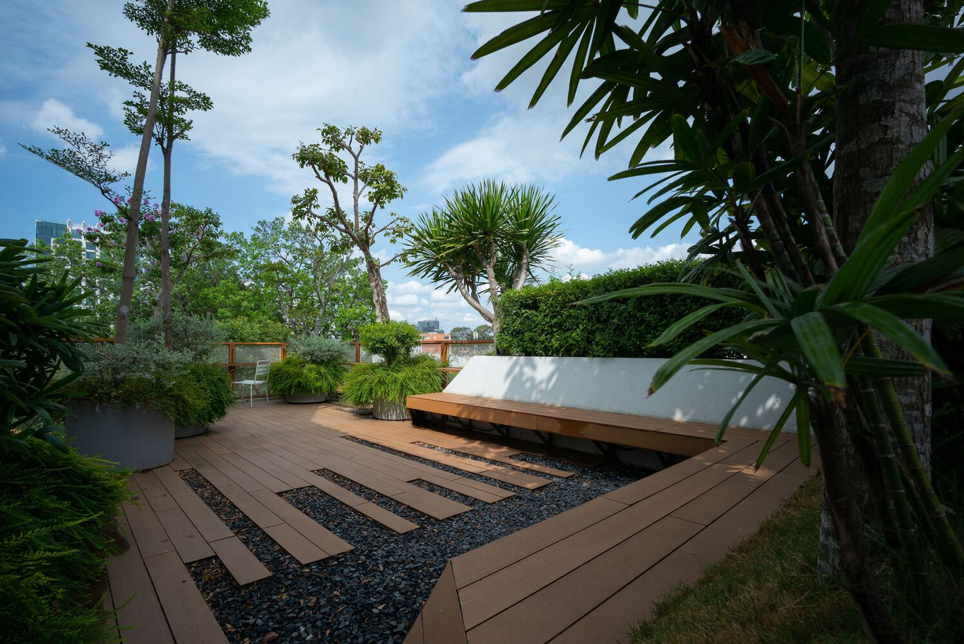 Thiết kế của ngôi nhà không chỉ đảm bảo sự riêng tư mà còn giữ được sự tương tác của cư dân với những cây cổ thụ to lớn phía trước và mảng xanh của khu vực xunh quanh. Thiết kế của ngôi nhà không chỉ đảm bảo sự riêng tư mà còn giữ được sự tương tác của cư dân với những cây cổ thụ to lớn phía trước và mảng xanh của khu vực xunh quanh.