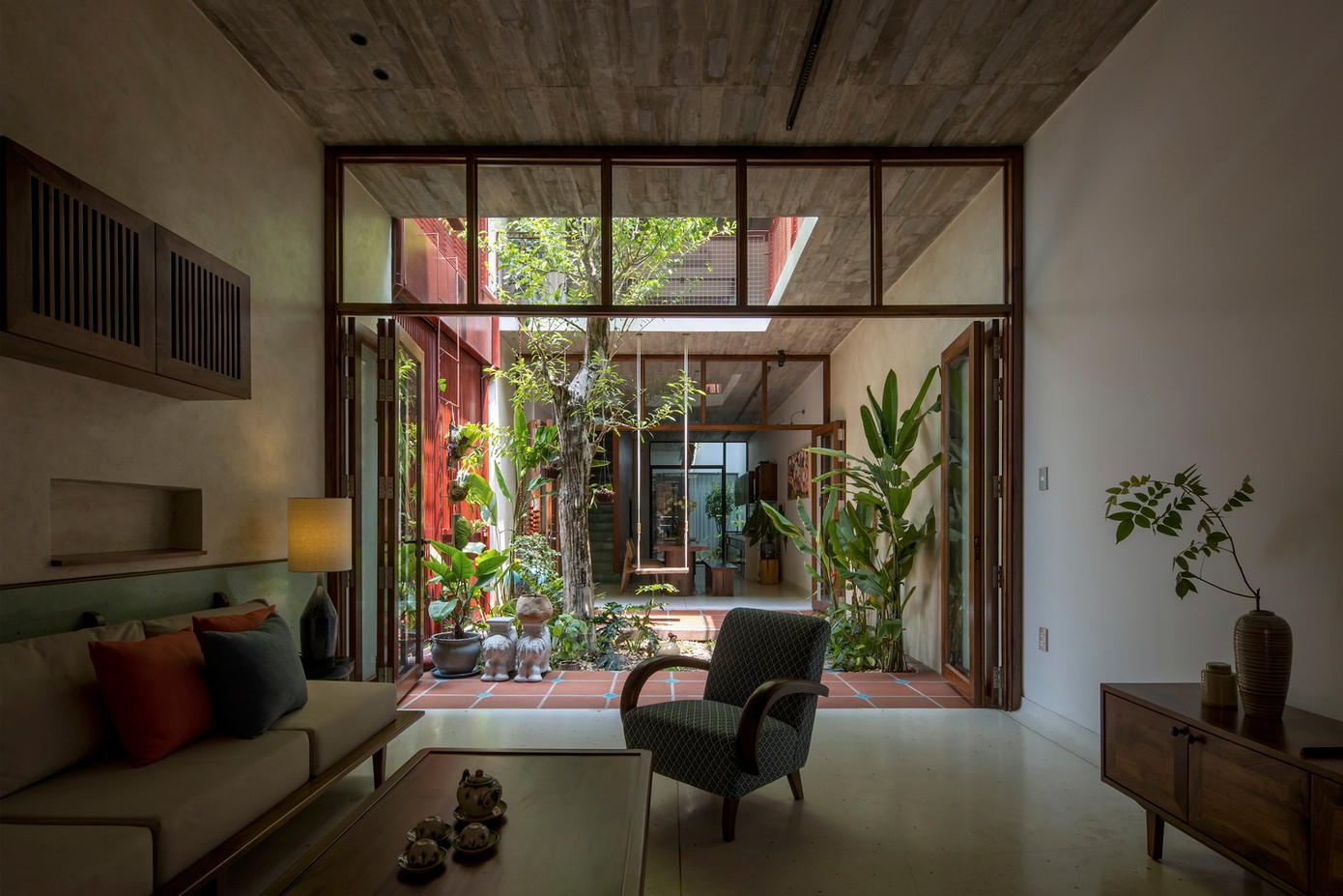 Các sân trong được bố trí nhiều cây xanh để các thành viên gần gũi với thiên nhiên nhiều nhất có thể.